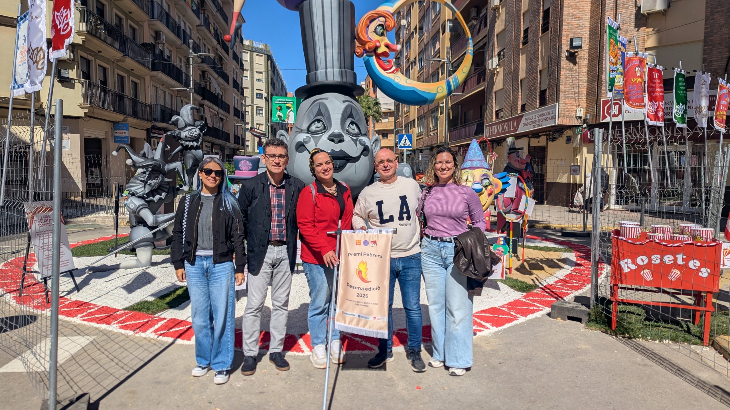 El portaveu del grup municipal Xavier Martí, Marianela Acevedo, portaveu local de Podem, i Carmen Soto, representant d'Esquerra Unida, amb el President i la Fallera Major de la Falla Sant Valerià.